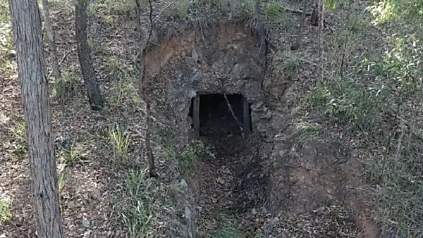 [Fotos] Homem encontra caverna perdida na sua propriedade e no dia seguinte polícia coloca algemas nele