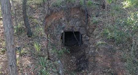 [Fotos] Homem encontra caverna perdida na sua propriedade e no dia seguinte polícia coloca algemas nele