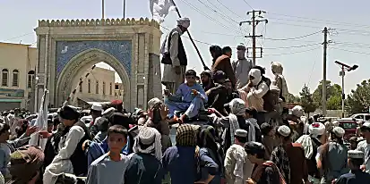 Οι Ταλιμπάν επιδεικνύουν αμερικανικά λάφυρα πολέμου σε ανακτημένο πνευματικό σπίτι