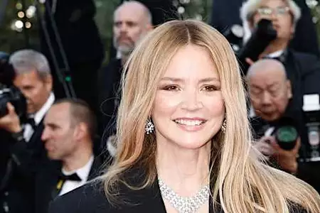 "Habillée comme une semi-strip-teaseuse" : Virginie Efira explique pourquoi elle a changé de style en arrivant en France