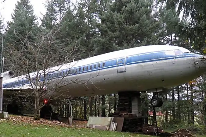 [Pics] Man Buys Boeing 727 for $100k and Turns It into His Home. Look Inside