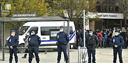 Η γαλλική αστυνομία πραγματοποιεί επιδρομές σε δεκάδες στόχους ύποπτους για εξτρεμισμό, αφού ο δάσκαλος αποκεφαλίστηκε