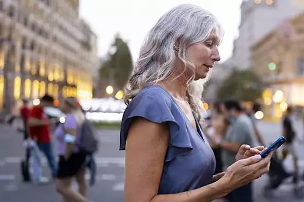 A Woman with a Baby Asked to Borrow My Phone on the Street – 2 Days Later, the Police Showed Up at My Hotel Door