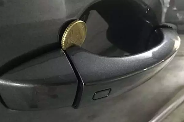 【圖片】如果你在車門把手上看到一枚硬幣，請走開