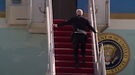 Biden tropieza subiendo las escaleras del Air Force One: el presidente se "encuentra bien", dice la Casa Blanca | Video