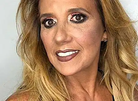 Aos 65 ela descobriu uma proteína rara que devolve firmeza jovem á pele