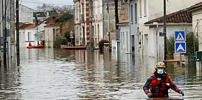 Σοβαρές πλημμύρες πλήττουν τη νοτιοδυτική Γαλλία και την περιοχή του Παρισιού σε επιφυλακή