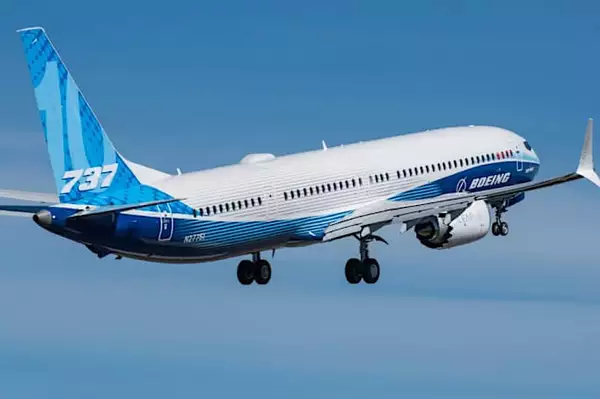Ένα Boeing 767 προσγειώθηκε με ατύχημα στη Νέα Υόρκη, χτυπώντας ένα φορτηγό και έναν στύλο φωτισμού στον αυτοκινητόδρομο.