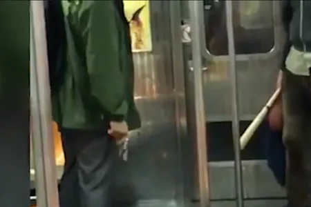 Το Bat-Wielding Metro Rider απειλεί τον Ένοπνο συνταξιούχο υπάλληλο της NYPD.  Δεν πηγαίνει καλά γι 'αυτόν