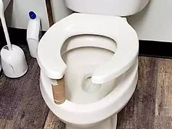 [Gallery] Always Place A Toilet Paper Roll Under The Toilet Seat At Night, Here's Why