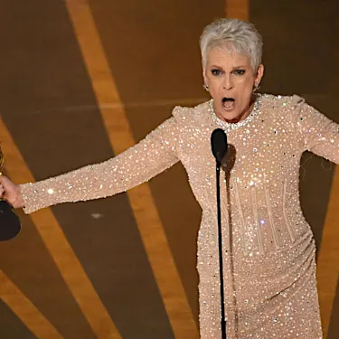 Μετά από 40+ χρόνια στη showbiz, ο Jamie Lee Curtis κέρδισε τα χρυσά Όσκαρ