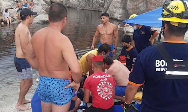 Mina Clavero: un turista le pidió a su pareja una foto, se tiró al agua y murió