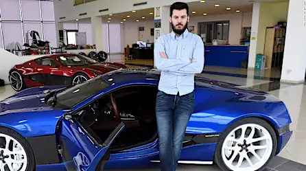 A sus 33 años creó el auto eléctrico más rápido del mundo | Video