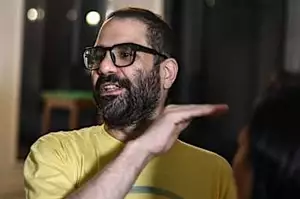 Ο Βρετανός Στάρμερ δέχεται πυρά για τις «αποτρόπαιες» αναρτήσεις Αιγύπτιου ακτιβιστή