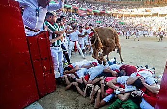 Η φιέστα του Fermin bull run της Ισπανίας ολοκληρώνεται με πέντε γκόρ
