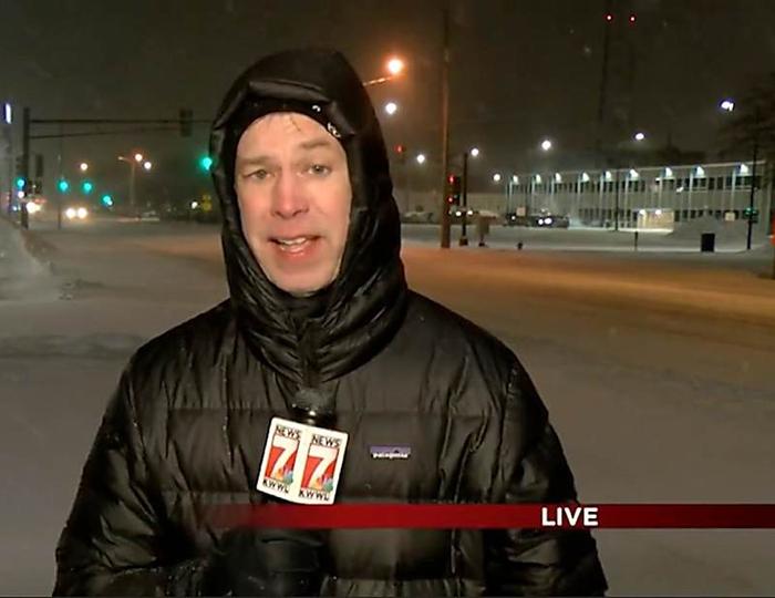 Mira el enojo de este periodista al tener que informar sobre el clima en plena nevada