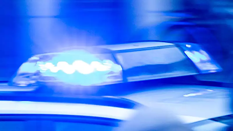 Dos niñas patean a un niño de 13 años