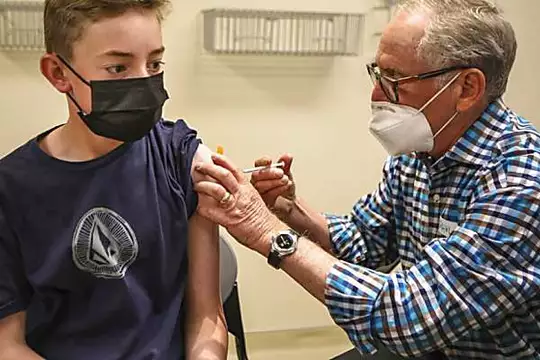 EMA, 12-15 yaş grubuna BioNTech-Pfizer aşısı yapılmasına onay verdi