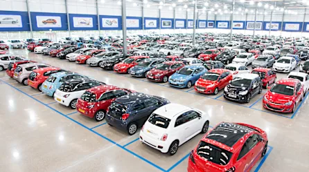 Caracas: Los carros nuevos sin vender casi se regalan.