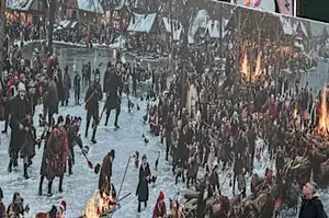 «Η πεποίθηση των ζητιάνων»: Οι Λονδρέζοι μπερδεύονται από μια παράξενη χριστουγεννιάτικη τοιχογραφία