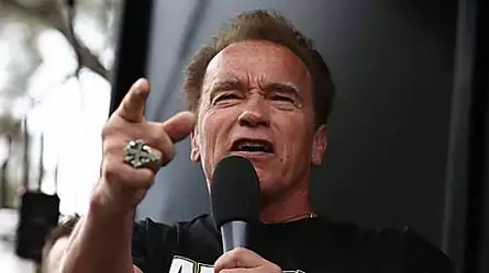 Arnold Schwarzenegger insulta a los antivacunas