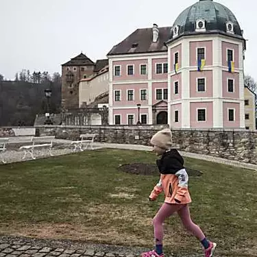 Ουκρανικό πεύκο «πριγκίπισσες» για σπίτι στο τσέχικο κάστρο