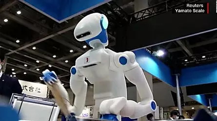 Él es Foodly, el robot humanoide que empaca fideos con sus manos