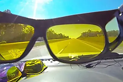 Κάθε οδηγός στην Ελλάδα πρέπει να έχει αυτά τα γυαλιά νυχτερινής οδήγησης που το κάνουν ασφαλές να οδηγεί ξανά