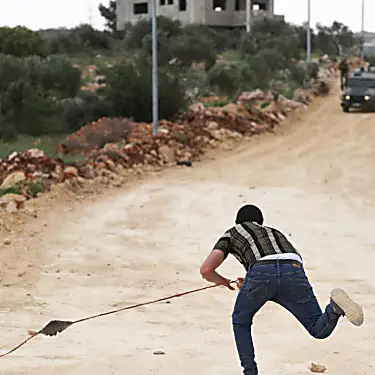 Ισραηλινά στρατεύματα σκοτώνουν έναν Παλαιστίνιο έφηβο σε επιδρομή, καθώς οι έποικοι διασχίζουν τη Δυτική Όχθη