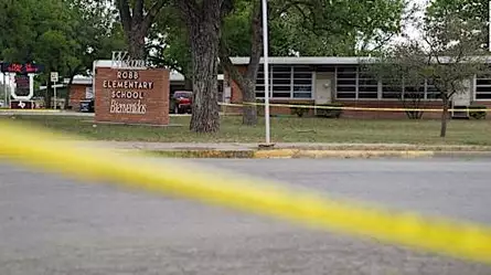 Alcalde de Uvalde dice que autoridades en Texas mienten para evadir responsabilidad por la masacre