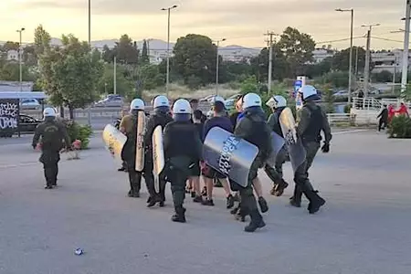 Eντάσεις και συλλήψεις πριν από τον τελικό Ολυμπιακός - Ρεάλ έξω από το Telekom Center Eντάσεις και συλλήψεις πριν από τον τελικό Ολυμπιακός - Ρεάλ έξω από το Telekom Center