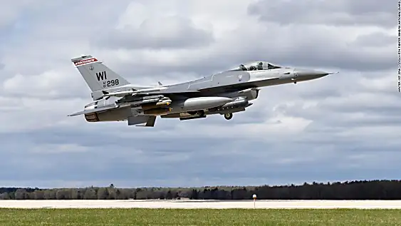 Αξιωματούχοι αναζητούν τον πιλότο ενός στρατιωτικού αεροσκάφους F-16 που έπεσε στο Μίσιγκαν