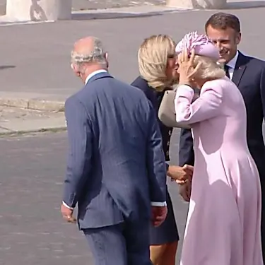 VIDEO - Charles III in Paris: the kiss between Brigitte Macron and Camilla surprises