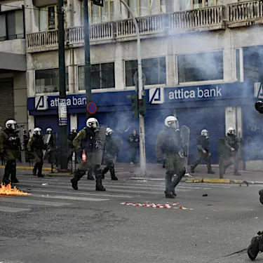 Η Ελλάδα απολύει τον αρχηγό της αστυνομίας μετά από συγκρούσεις για τη θανατηφόρα τρένο