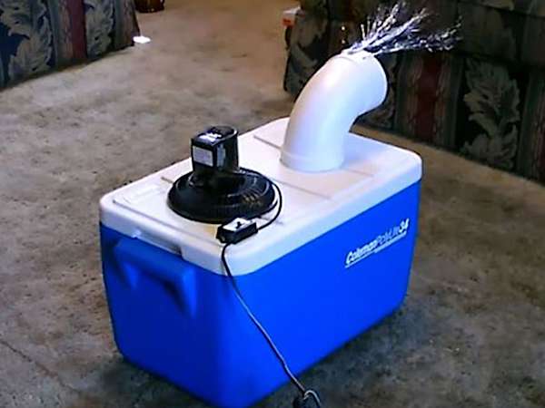 このポータブルなエアクーラーで暑い日も快適に過ごせます