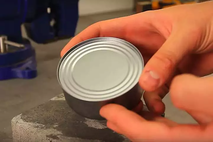 Es bueno saberlo: cómo abrir una lata sin un abrelatas