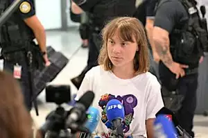 Η Γκρέτα Τούνμπεργκ απελάθηκε από το Ισραήλ μετά την κατάληψη πλοίου με ανθρωπιστική βοήθεια στη Γάζα
