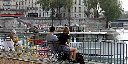 «Χρειαζόμαστε μια κοινωνική ζωή»: η γαλλική καφετέρια αψηφά τις διακοπές του κοροναϊού