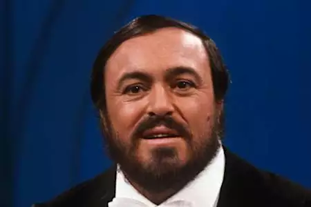 Έξαλλη η χήρα του Παβαρότι - Έχτισαν παγοδρόμιο γύρω από το άγαλμα του θρύλου της όπερας