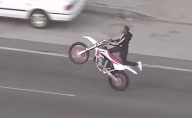 Dozens of decoy riders caught on camera joining California Highway Patrol dirt bike police chase through LA