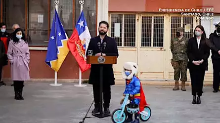 Un niño disfrazado de Superman interrumpe a Gabriel Boric durante su discurso