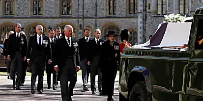 Η βρετανική βασιλική οικογένεια αποχαιρετά τον πρίγκιπα Φίλιππο στην κηδεία που περιορίζεται από τον Covid-19