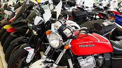 【ここ、どーこだ？】東京ドーム2.5個分の敷地に数千台のバイクがッ！