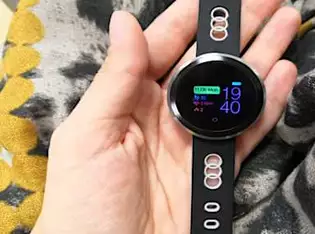 Γνωρίστε το Life-Changing Health Watch Λαμβάνοντας τη χώρα μας από την καταιγίδα