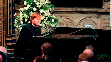 Palacio de Buckingham se habría opuesto a que Elton John cantará en el funeral de Diana