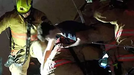 Bomberos rescatan a joven de escombros del edificio Surfside