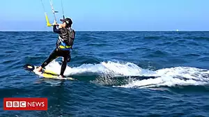 Teenager kitesurfs English Channel