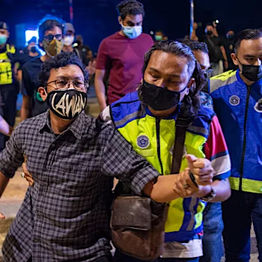 Police arrest attendees of #Lawan candlelight vigil at Dataran Merdeka (VIDEO)