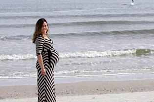 [Pics] Man Photographs Pregnant Wife and Sees This Beautiful Animal in the Background