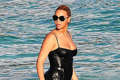 [Pics] 25 Images Of Celebs at the Beach